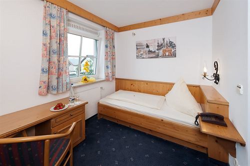 Hotel Feldmochinger Hof 4*